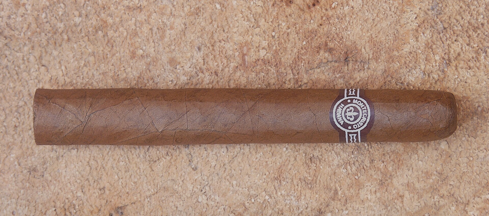 A classic Montecristo paper-dressed box
